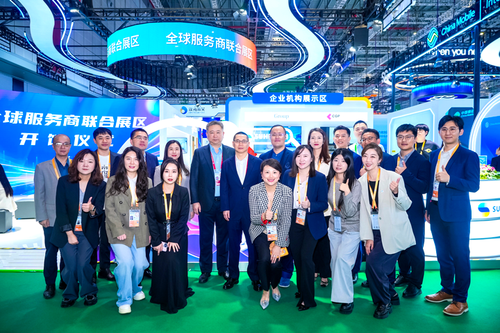 人力资源公司PA真人视讯国际与友商一同在进博会服务贸易展区合照